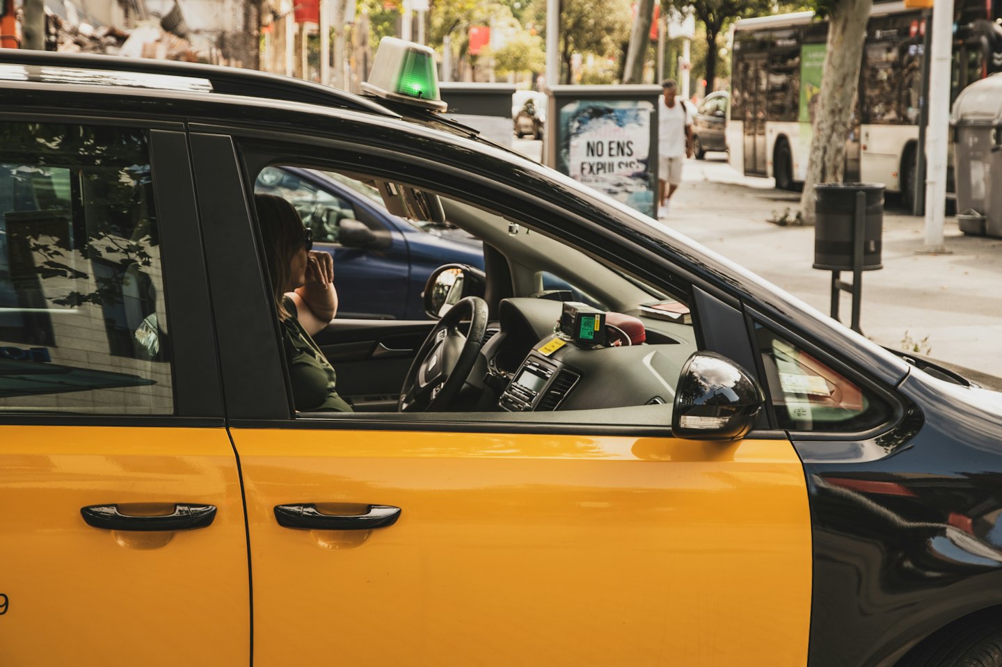 Angebot Gelber Taxi mit grünem Licht auf einer Stadtstraße geparkt.