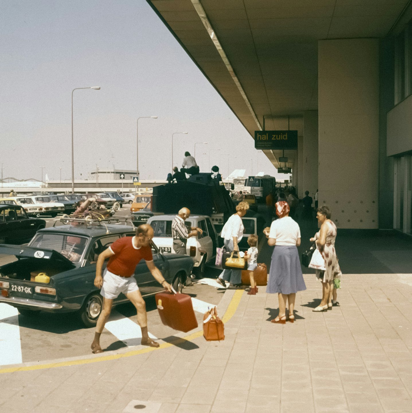 Servicebereich Reisende laden Gepäck am Flughafen-Sperrbezirk in ein Auto.