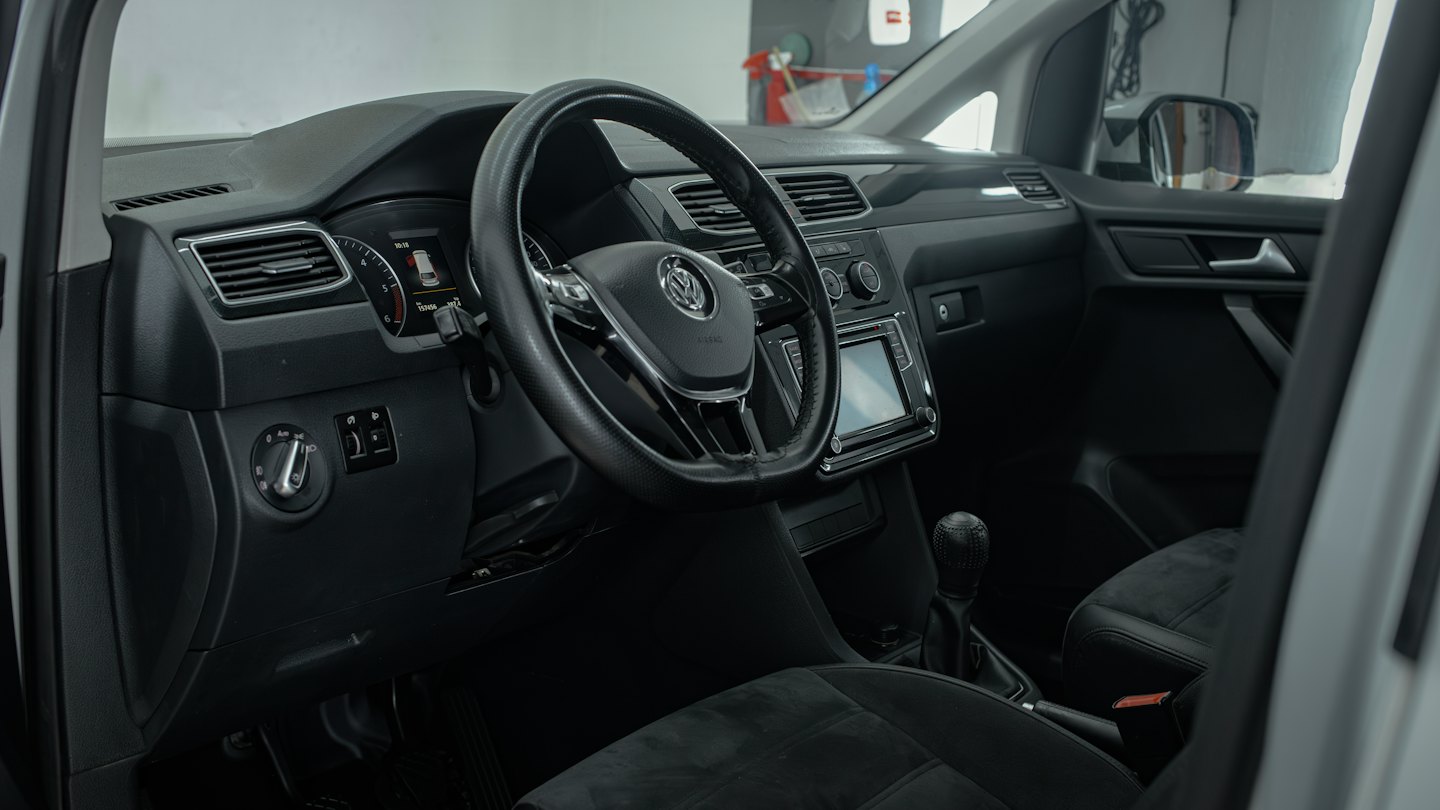 Dienstleistungen Modernes Autocockpit mit Lenkrad und Armaturenbrett.