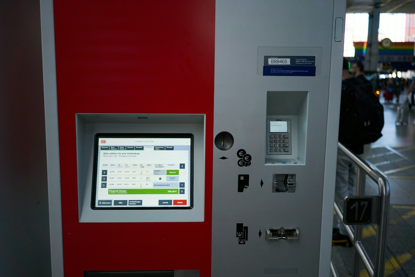 FAQ Rote und graue Fahrkartenautomat mit Fahrplan.